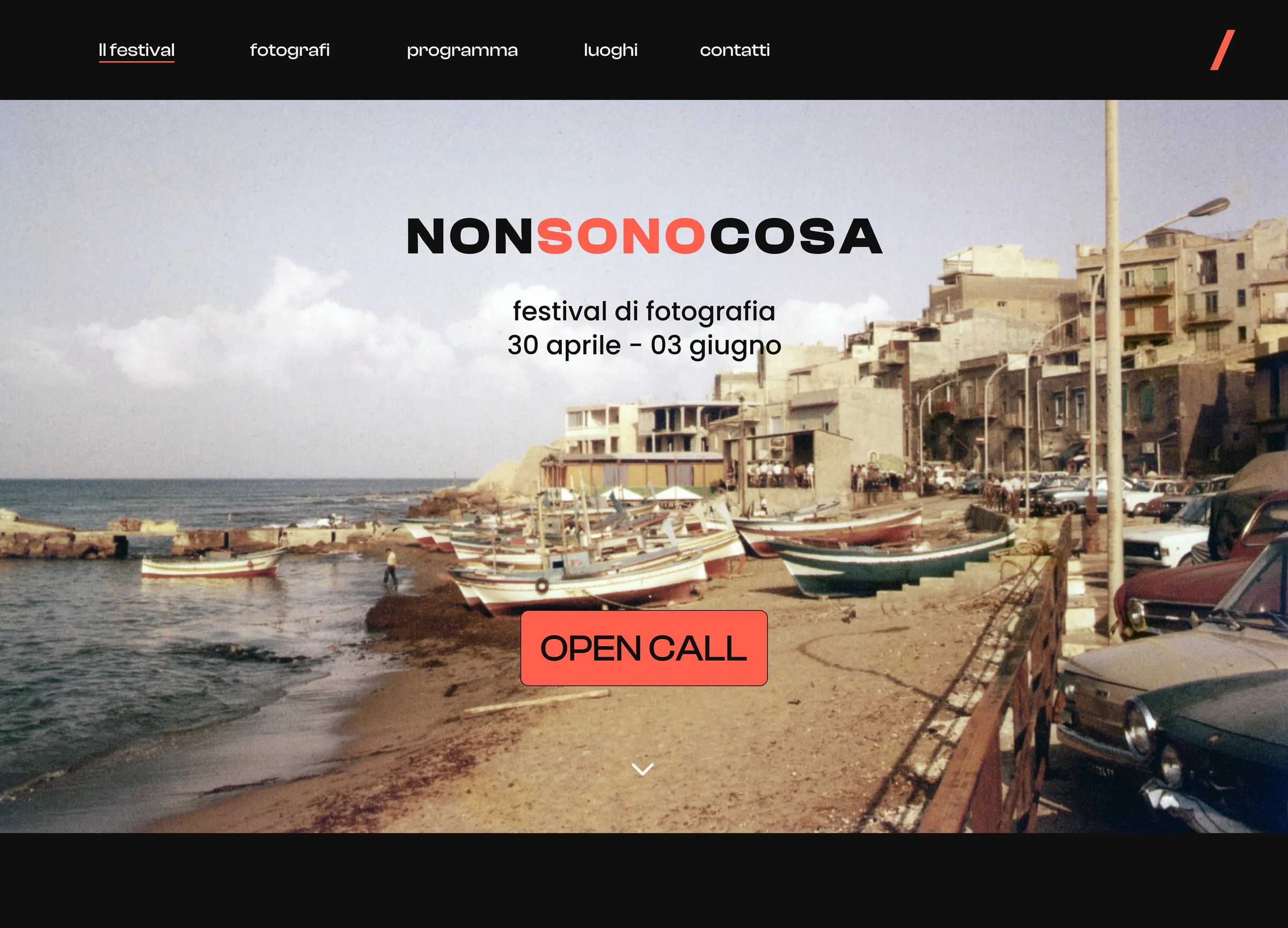Il primo schermo: il logo NONSONOCOSA sulla fotografia d'archivio, con il pulsante open call in corallo