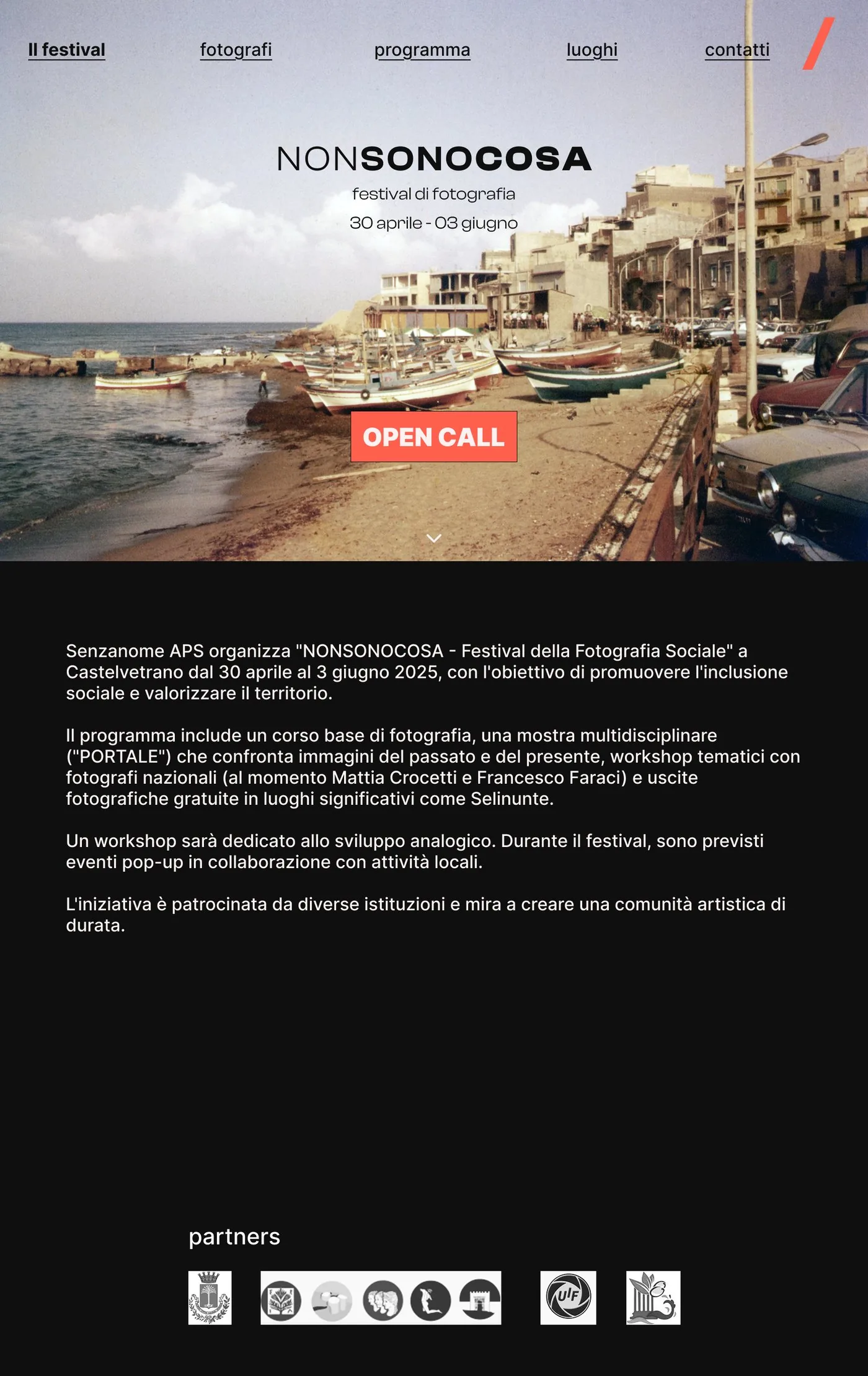 Schermata d'apertura: navigazione, logo sulla fotografia d'archivio, open call e presentazione del festival